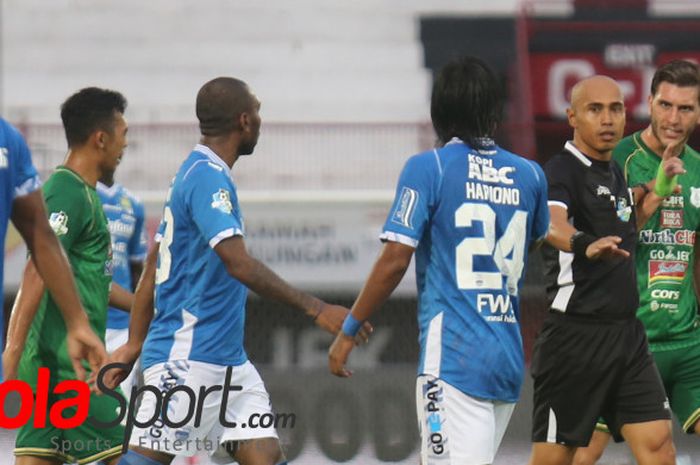  Wasit Suhardiyanto (berkepala plontos) mendapatkan protes saat Persib Bandung menjamu PSMS Medan  pada lanjutan Liga 1 2018 di Stadion Kapten I Wayan Dipta, Gianyar, 9 November 2018.  