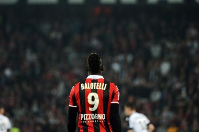 Striker Nice, Mario Balotelli, beraksi dalam pertandingan Ligue 1 kontra Angers di Stadion Allianz Riviera, Nice, Prancis, pada 14 Mei 2017.