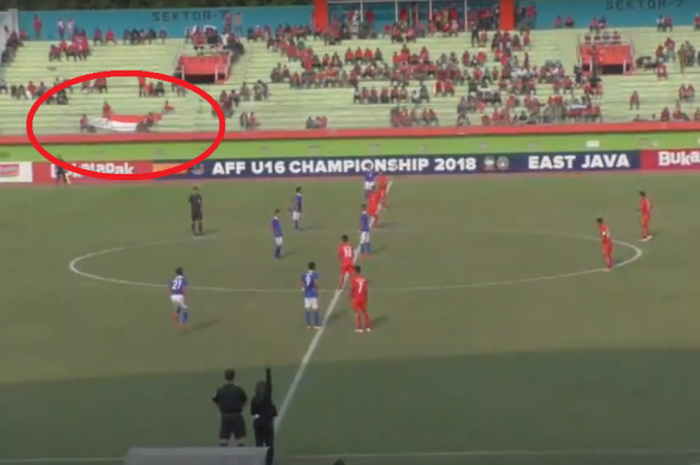 Bendera Indonesia mulai dibentangkan pada perebutan tempat ketiga antara timnas U-16 Malaysia melawan timnas U-16 Myanmar di Stadion Gelora Delta, Sidoarjo, Sabtu (11/8/2018).