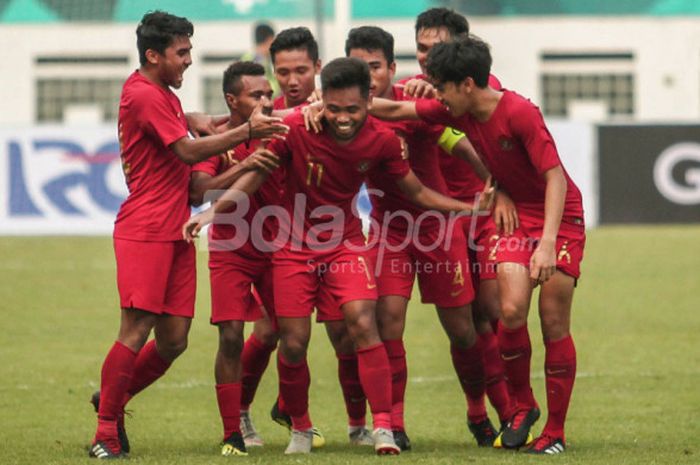 Pemain timnas u-19 Indonesia, Saddil Ramdani, merayakan gol pada laga uji coba kontra Arab Saudi bersama rekan-rekannya  di Stadion Wibawa Mukti, Cikarang, pada Rabu (10/10/2018).