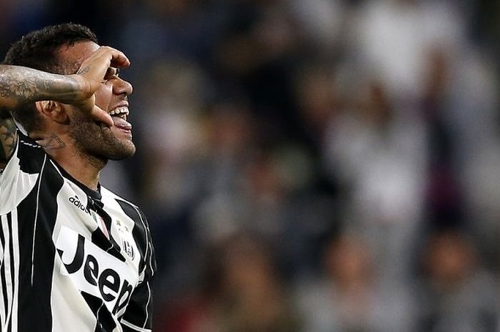 Mantan bek FC Barcelona, Dani Alves, ketika mencetak gol untuk Juventus ke gawang Cagliari pada laga Serie A di Stadion Juventus, 21 September 2016.