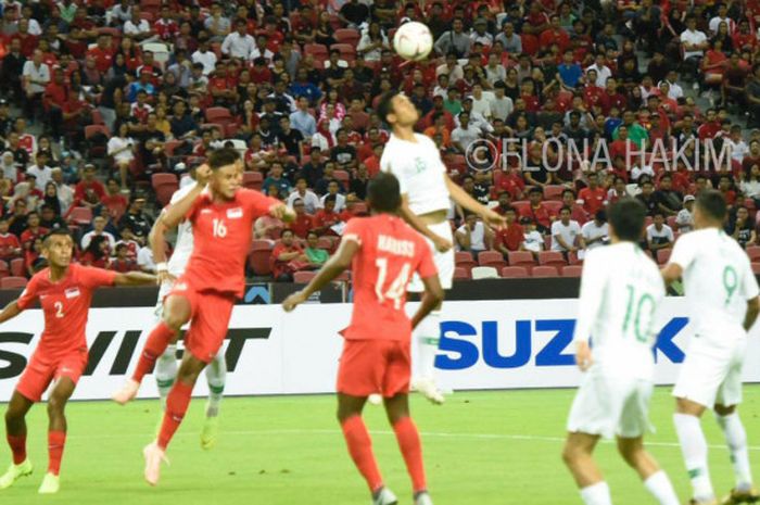 Pertandingan antara tim nasional Singapura dan Indonesia pada laga perdana Grup B Piala AFF 2018 di Stadion Nasional, Jumat (9/11/2018). 