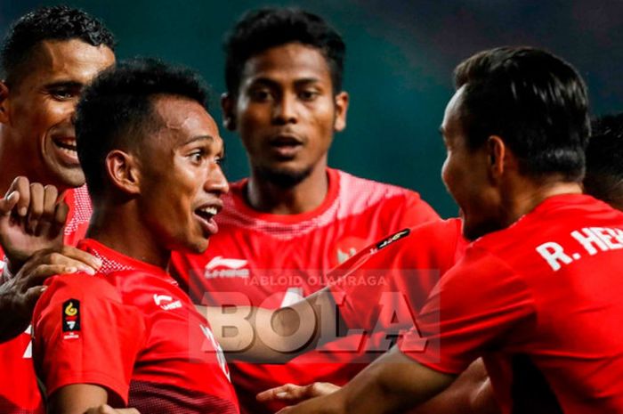    Para pemain timnas u-23 Indonesia merayakan gol ke gawang Hong Kong pada laga Grup A Asian Games 2018 di Stadion Patriot Candrabhaga, Bekasi, Senin (20/8/2018).    