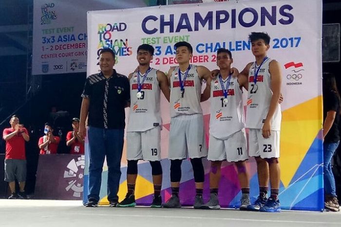 Tim basket 3x3 putra Indonesia berpose seusai laga final test event Asia Challenge 2017 di Center Court, GBK, Senayan, Jakarta, Sabtu (2/12/2017).