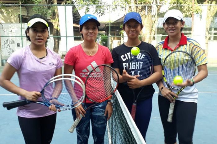 Arrum Damarsari, Septiana Zahiroh, Suryaningsih, Ni Luh Shinta Eka Putri (dari kiri ke kanan) berebut lolos ke babak utama turnamen PT Pembangunan Perumahan Construction dan Investment Women’s Circuit International Tennis 2018. 