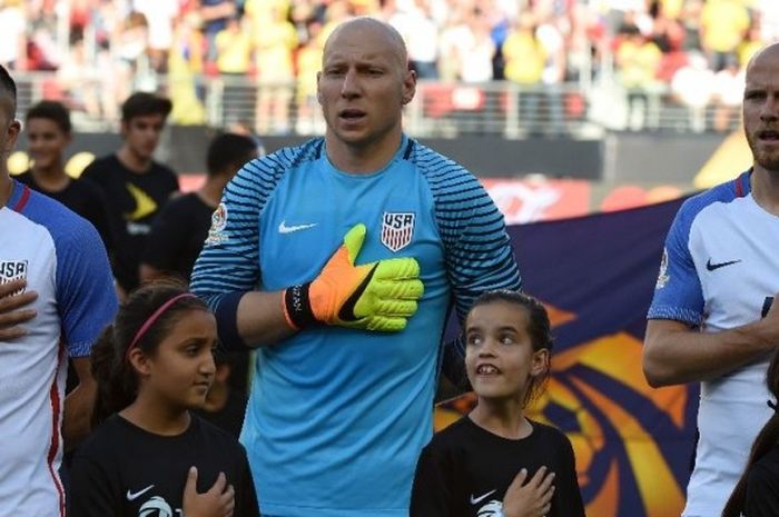 Kapten Amerika Serikat, Michael Bradley, beserta kiper Brad Guzan dan striker Bobby Wood menyanyikan lagu kebangsaan AS sebelum partai Amerika Serikat vs Kolombia pada partai pembuka Copa America Centenario di Levi's Stadium, Jumat (3/5/2016).