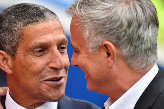 Manajer Brighton & Hove Albion, Chris Hughton (kiri), berbincang dengan manajer Manchester United, Jose Mourinho, jelang laga Liga Inggris 2018-2019 di Stadion American Express Community, Brighton, Inggris, pada 19 Agustus 2018.