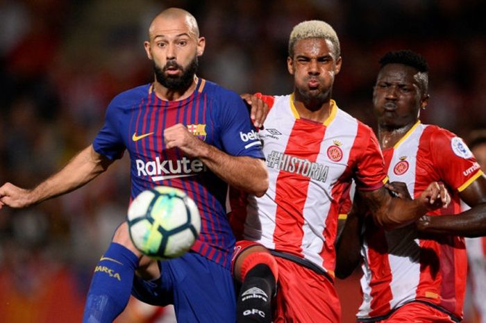 Pemain FC Barcelona, Javier Mascherano (kiri), beraksi dalam laga Liga Spanyol kontra Girona di Stadion Montilivi, Girona, pada 23 September 2017.