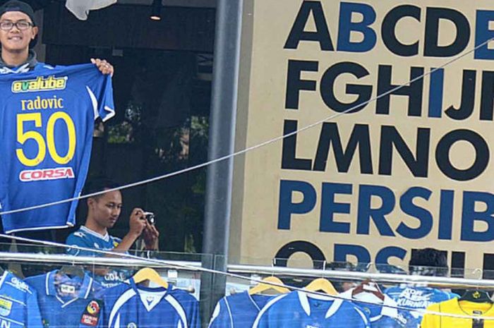 Fahmi Mauluddien seorang bobotoh yang hobi mengoleksi jersey Persib Bandung.