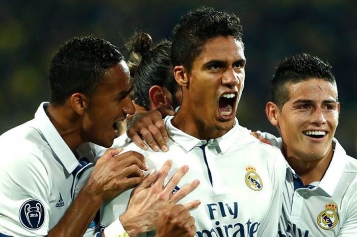 Bek Real Madrid, Raphael Varane (tengah), merayakan gol yang dia cetak ke gawang Borussia Dortmund dalam laga Liga Champions di BVB Stadion, Dortmund, 27 September 2016.