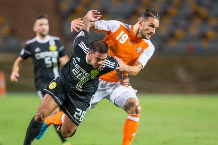 Bek Ceres-Negros, Jeffrey Christiaens nyaris jatuh saat duel dengan pemain bertahan Brisbane Roar, Jack Hingert pada laga Preliminary round 2 Liga Champions Asia 2018 di Queensland Sport and Athletics Centre, Australia, Selasa (23/1/2018).