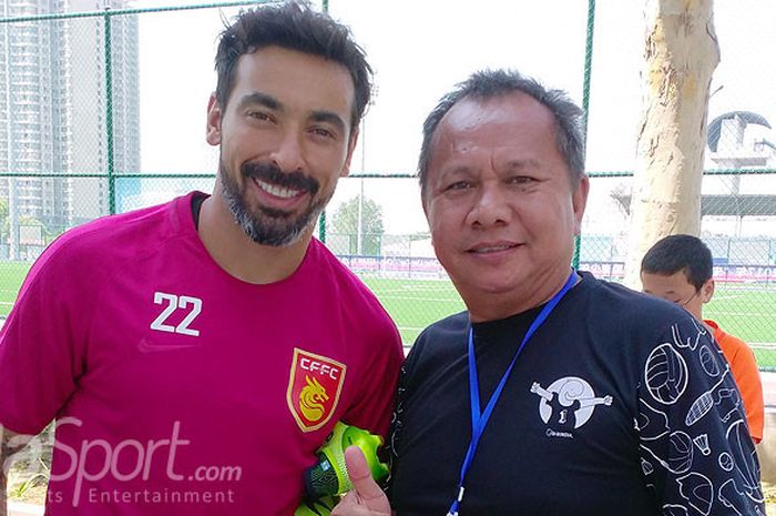 Penulis berpose dengan pemain Hebei China Fortune, Ezequiel Lavezzi.