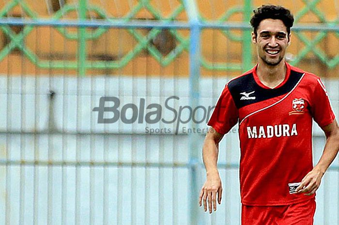 Kevin Scheunemann, saat mengikuti latihan perdana Madura United di Stadion Gelora Bangkalan, Jawa Timur, Minggu (17/12/2107) sore, pasca berakhirnya kompetisi Liga 1.