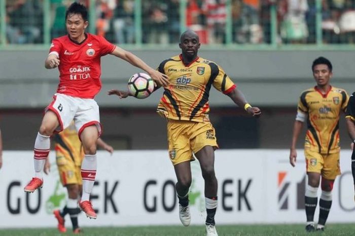 Aksi marquee player Mitra Kukar, Mohamed Sissoko (tengah).