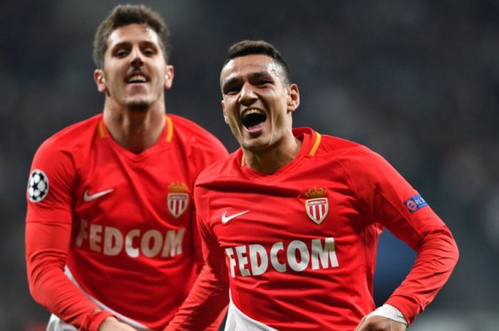 Winger AS Monaco, Marcos Lopes (kanan), merayakan gol yang dia cetak ke gawang Besiktas dalam laga Grup G Liga Champions di Stadion Besiktas Park, Istanbul, Turki, pada 1 November 2017.