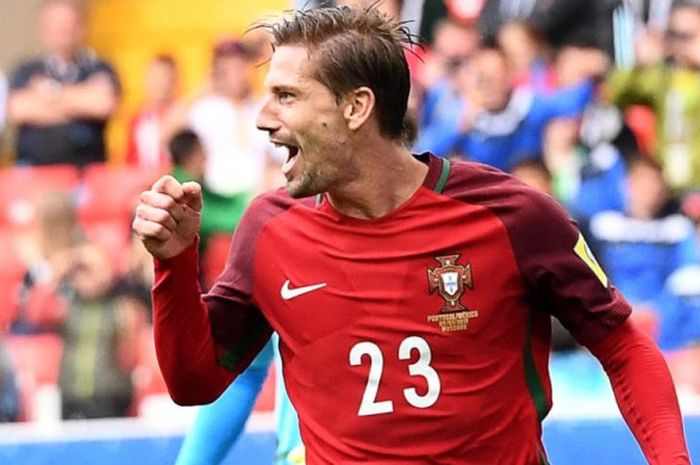 Gelandang timnas Portugal, Adrien Silva, merayakan gol dia ke gawang Meksiko dalam laga Piala Konfederasi di Spartak Stadium, Moskow, 2 Juli 2017.