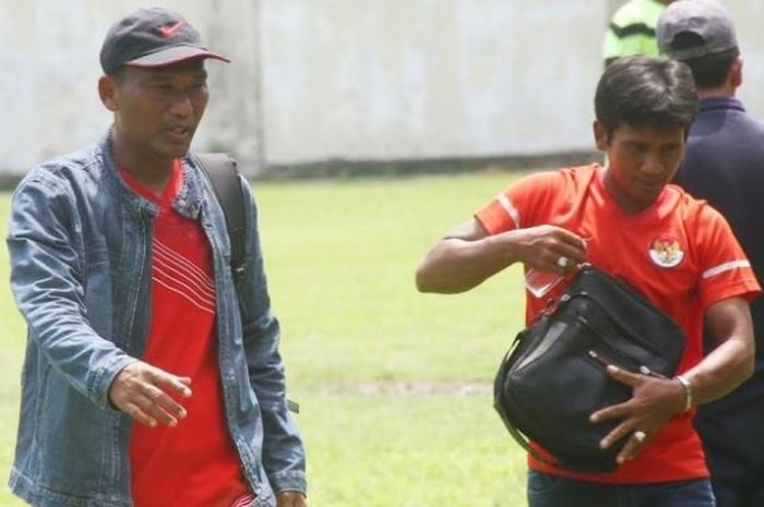 Eks bek timnas Indonesia, Suwandi Hadi Siswoyo (kiri) saat mendampingi tim dari akademi WCP Gresik d