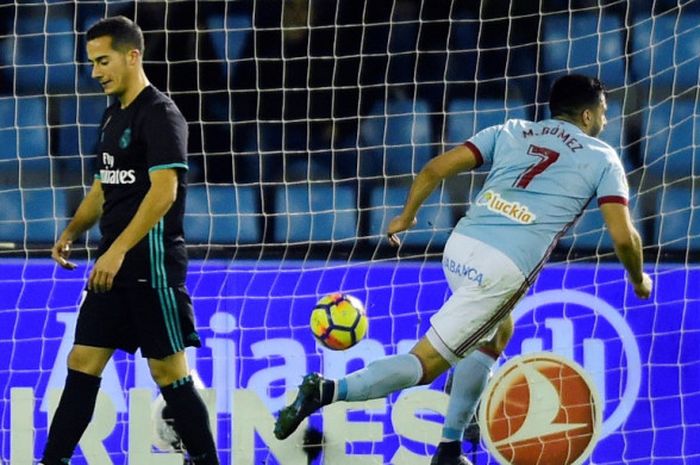 Striker Celta Vigo, Maxi Gomez (kanan), merayakan gol yang dia cetak ke gawang Real Madrid dalam laga Liga Spanyol di Stadion Balaidos, Vigo, pada 7 Januari 2018.