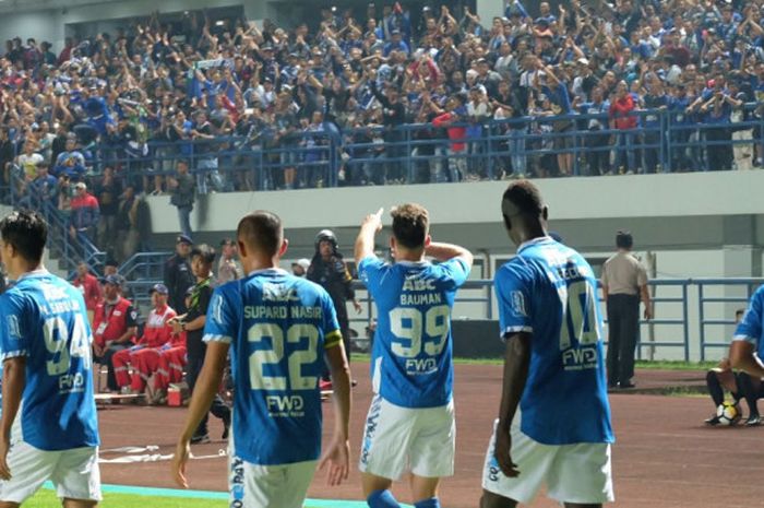    Para pemain Persib Bandung memberikan aplaus ke pendukungnya seusai mengalahkan Mitra Kukar pada laga pekan ketiga Liga 1 2018 di Stadion GBLA, Kota Bandung, Minggu (8/4/2018) malam.    