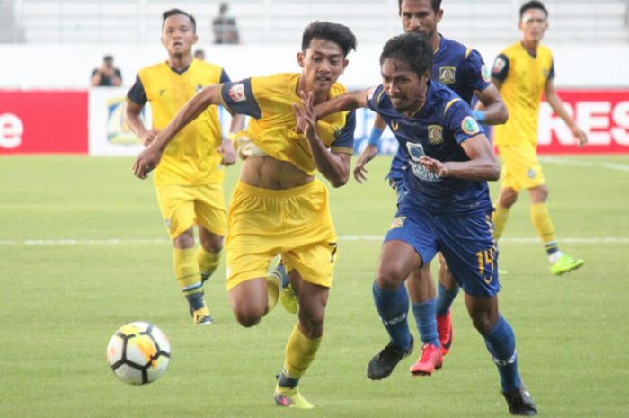 Penyerang Persegres Gresik United, Malik Rizaldi (kuning) berusaha lepas dari kawalan pemain belakang Persiba Balikpapan, Fathul Rachman (biru) pada laga Liga 2 di Stadion Batakan, Balikpapan, Kalimantan Timur, Jumat (20/7/2018).