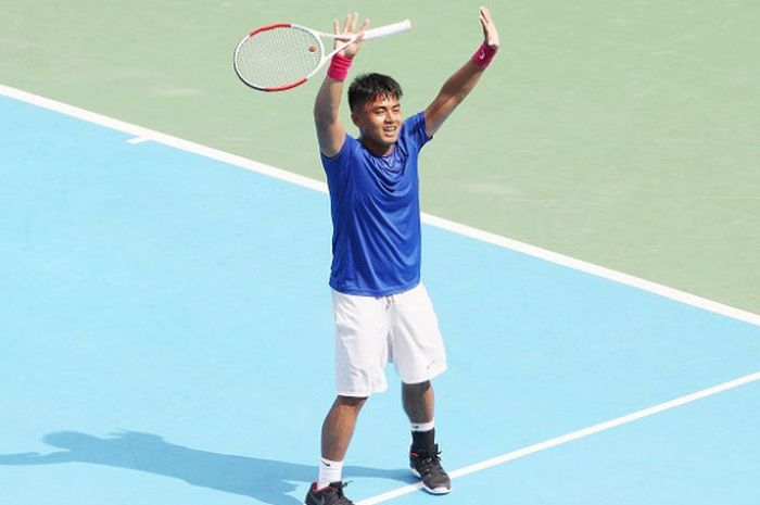 Petenis Filipina, Alberto Lim, melakukan selebrasi sesuai memenangi laga atas David Susanto (Indonesia), 6-3, 6-4 pada Piala Davis 2018 Grup II Zona Asia-Oseania yang digelar di Stadion Tenis Gelora Bung Karno (GBK), Senayan, Minggu (4/2/2018).