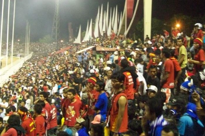 Antusiasme suporter Semen Padang saat menyaksikan aksi tim kesayangan mereka di Stadion Agus Salim, Padang.