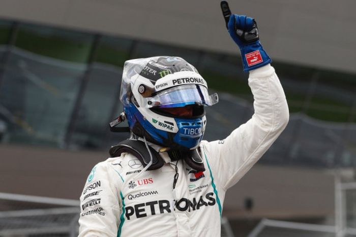 Selebrasi Valtteri Bottas (Mercedes) usai berhasl meraih pole position pada sesi kualifikasi F1 GP Austria yang berlangsung Sabtu (30/6/2018).