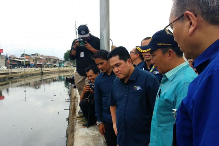 Menteri Pemuda dan Olahraga Imam Nahrawi bersama Ketua Inasgoc mengecek Kali Sunter yang ada di dekat Wisma Atlet Kemayoran, Jakarta, Senin (26/2/2018).