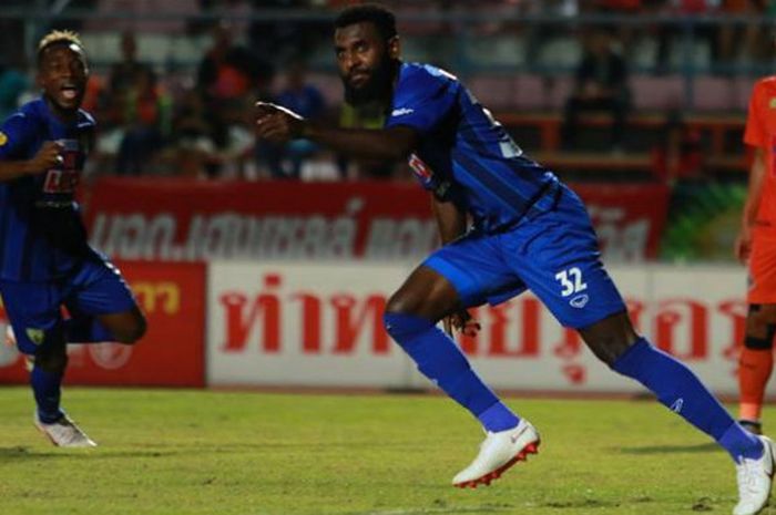 Selebrasi bek asal Indonesia, Rudolof Yanto Basna saat mencetak gol untuk Khon Kaen FC ke gawang Sisaket FC pada laga Liga Thailand 2 2018 di Stadion Sri Nakhon Lamduan, 7 Juli 2018. 