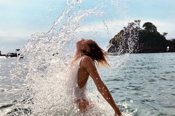 Model asal Amerika Serikat, Shantel Vansanten saat menikmati suasana liburan di Bali, Rabu (13/12/2017).