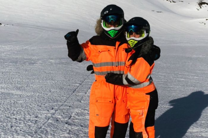 Cristiano Ronaldo (kiri) berlibur bersama Georgina Rodriguez di gunung salju