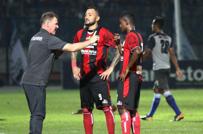 Pelatih Persipura, Peter Butler, tengah memberi arahan kepada pemain Persipura, termasuk Marcel Sacramento, dalam laga Jakajaya Friendly Game 2018 kontra tuan rumah Persela Lamongan di Stadion Surajaya, Jumat (9/3/2019).