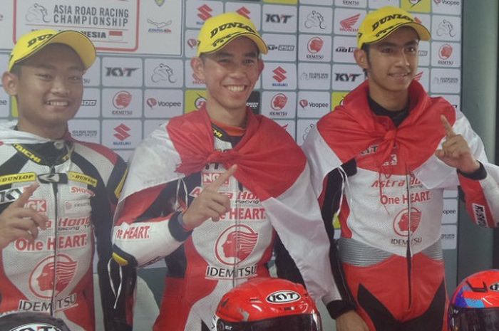 Tiga pebalap Astra Honda Racing Team (AHRT), Gerry Salim (tengah), Rheza Danica Ahrens (kiri), dan Andi 