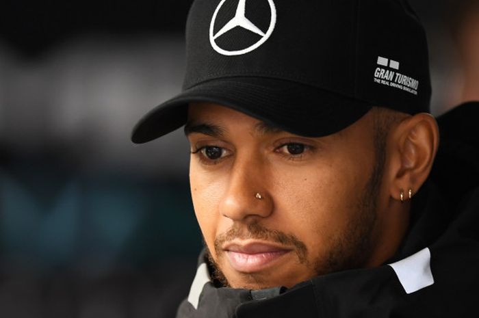 Pebalap Mercedes, Lewis Hamilton, bersiap menjalani sesi latihan pertama GP China yang berlangsung di Sirkuit Internasional Shanghai, Jumat (13/4/2018).