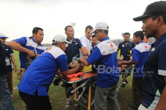 Kiper Persela Lamongan, Choirul Huda, meninggal dunia pada Minggu (15/10/2017) sore usai berbenturan di tengah pertandingan. 