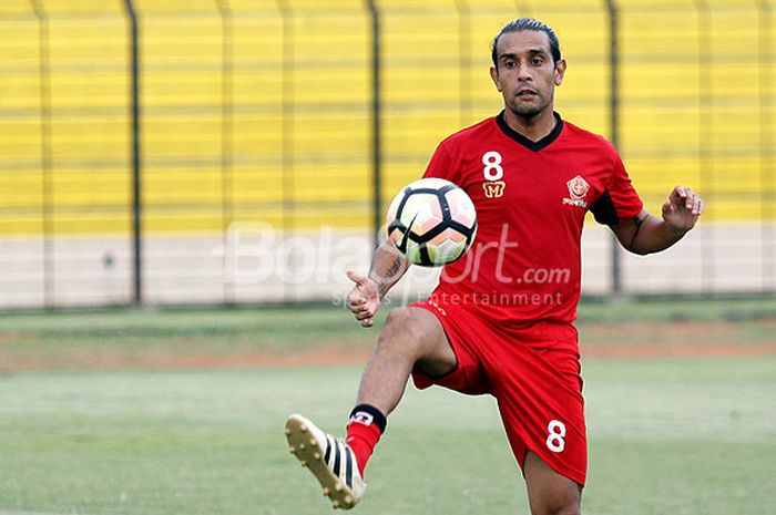  Playmaker PS Tira, Gustavo Lopez, saat latihan di Bantul. 