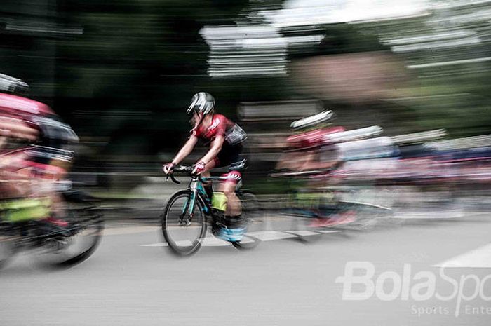 Aksi sejumlah pebalap dalam lomba Etape 1 balap sepeda Tour De Indonesia 2018, Kamis (25/1/2018). Ajang olahraga bersepeda jarak jauh yang dipadu pariwisata tersebut menempuh jarak 127 kilometer melewati Solo, Sragen, dan Ngawi.