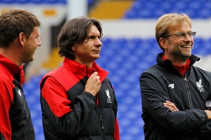 Juergen Klopp (kanan) bersama dua asistennya, Zeljko Buvac (tengah) dan Peter Krawietz (kiri), menginspeksi Stadion White Hart Lane sebelum pertandingan antara Tottenham Hotspur dan Liverpool, 17 Oktober 2015.