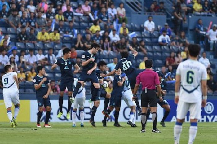 Salah satu momen yang terjadi di dalam pertandingan leg 1 babak 16 besar Liga Champions Asia 2018 antara Buriram United (baju biru) dan Jeonbuk Motors di Stadion Chang Arena, Buriram, Thailand, pada Selasa (8/5/2018).