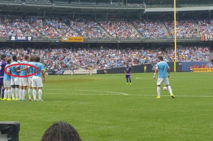 Pemain New York City FC Andrea Pirlo saat menebak arah tendangan Ricardo Kaka dalam laga Liga Amerika Serikat (MLS ) pada 2015.