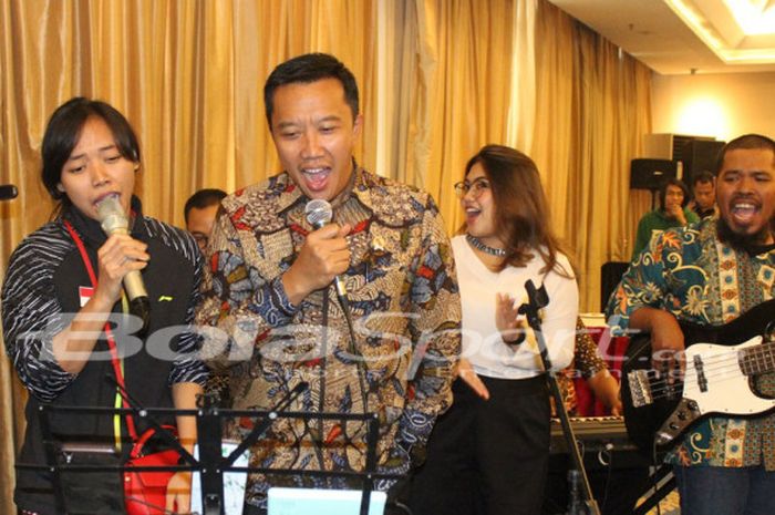 Menpora RI Imam Nahrawi bernyanyi bersama pemain ganda putri nasional, Della Destiara Haris, di sela acara perayaan HUT PP PBSI ke-67 di Hotel Atlet Century, Senayan, Jakarta, Selasa (8/5/2018).