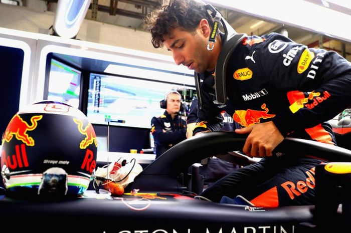 Pebalap Red Bull, Daniel Ricciardo, saat bersiap menjalani sesi latihan F1 GP China 2018 yang berlangsung Jumat (13/4/2018).