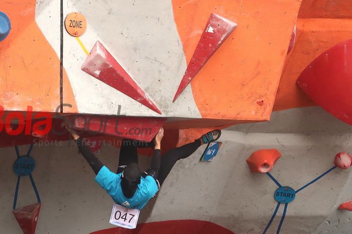 Aries Susanti Rahayu (Jawa Tengah) ketika beraksi di disiplin boulder di final nomor combined putri Kejurnas Panjat Tebing 2018 pada Minggu (2/12/2018) di Kompleks Manahan, Solo.