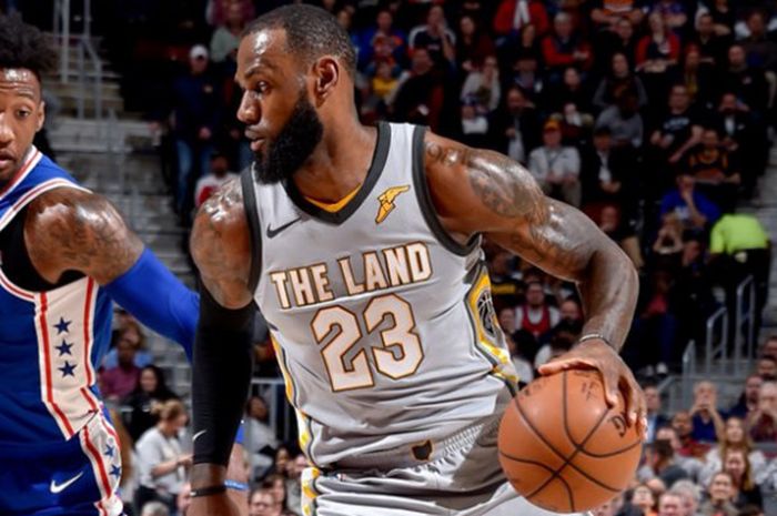 LeBron James (kanan) saat menjalani laga lanjutan NBA 2017/18 kontra Philadelphia 76ers pada Kamis (1/3/2018) malam waktu setempat atau Jumat pagi WIB.