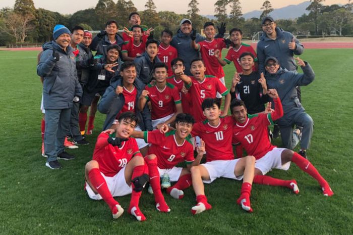 Pemain, pelatih, dan ofisial timnas U-16 Indonesia seusai mengalahkan timnas U-15 Jepang pada semifinal Jenesys 2018 di Kirishima Yamazakura Miyazaki Prectural Comprehensive Sports Park Pitch 1, Jepang, Minggu (11/3/2018).