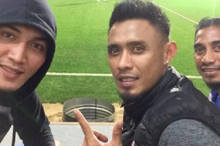 Duo lini belakang Persija, Maman Abdulrahman dan Gunawan Dwi Cahyo (kiri) bersama pemain Bhayangkara FC, Firman Utina (kanan) di lapangan ABC, Komplek Gelora Bung Karno, Jakarta, 26 Juli 2017.  