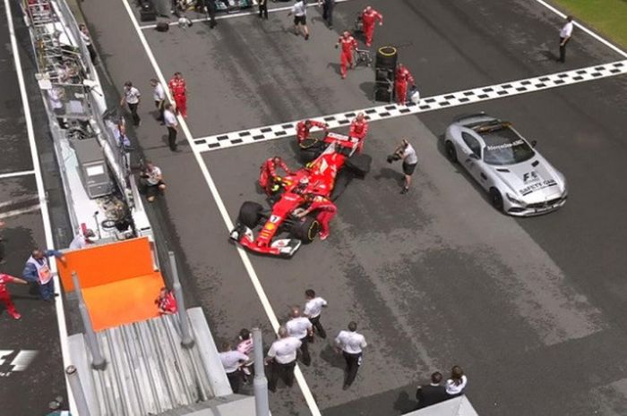 Momen ketika mobil Kimi Raikkonen didorong menuju pit karena mengalami masalah turbo tepat sesaat sebelum balapan GP Malaysia dimulai, Minggu (1/10/2017).