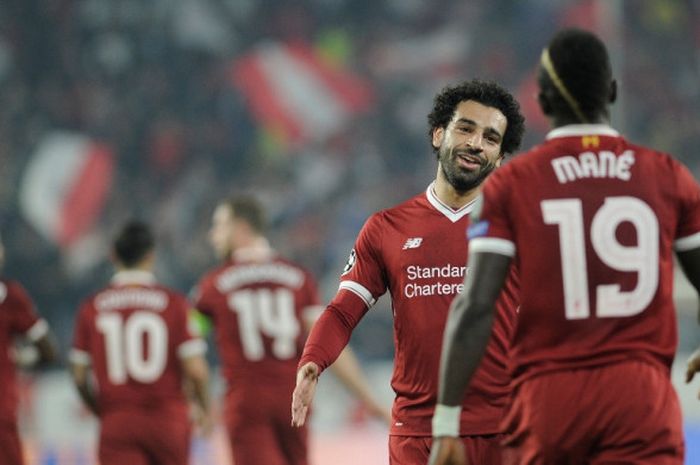 Gelandang Liverpool FC, Sadio Mane (kanan), merayakan golnya bersama Mohamed Salah dalam laga Grup E Liga Champions kontra Sevilla di Stadion Ramon Sanchez Pizjuan, Sevilla, Spanyol, pada 21 November 2017.