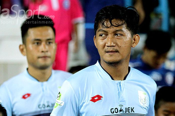 Bek Persela Lamongan, M. Zainal Haq, memasuki lapangan menjelang dimulainya laga pekan ke-24 Liga 1 melawan Arema FC di Stadion Kanjuruhan Malang, Jawa Timur, Sabtu (16/09/2017) malam.