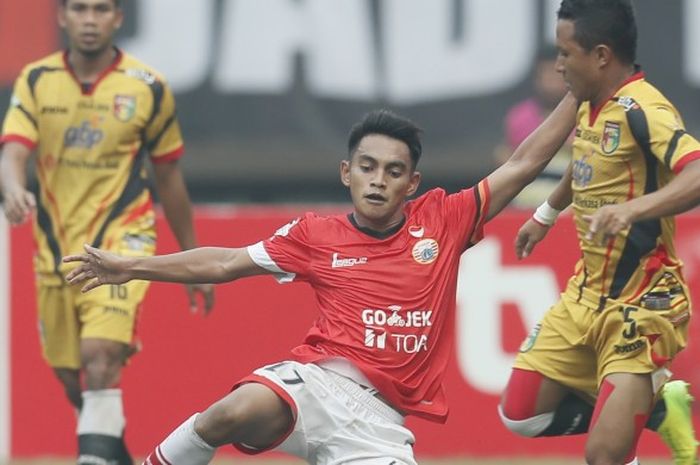 Aksi winger Persija, Ambrizal Umanailo (kiri) saat berduel dengan winger Mitra Kukar, Hendra Bayauw 